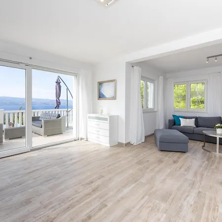 Villa Lea With A Beautiful View And Swimming Pool